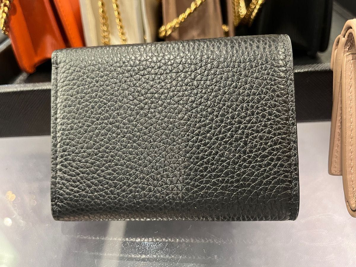 新品 プラダ ロゴ 型押しのグレインレザー 極ミニ財布 3つ折り 新品 プラダ ロゴ 型押しのグレインレザー 極ミニ財布 3つ折り