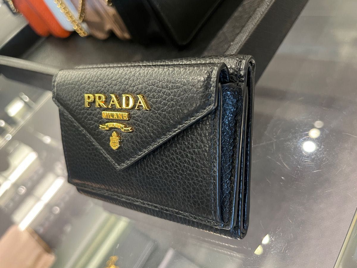 新品 プラダ ロゴ 型押しのグレインレザー 極ミニ財布 3つ折り 新品 プラダ ロゴ 型押しのグレインレザー 極ミニ財布 3つ折り