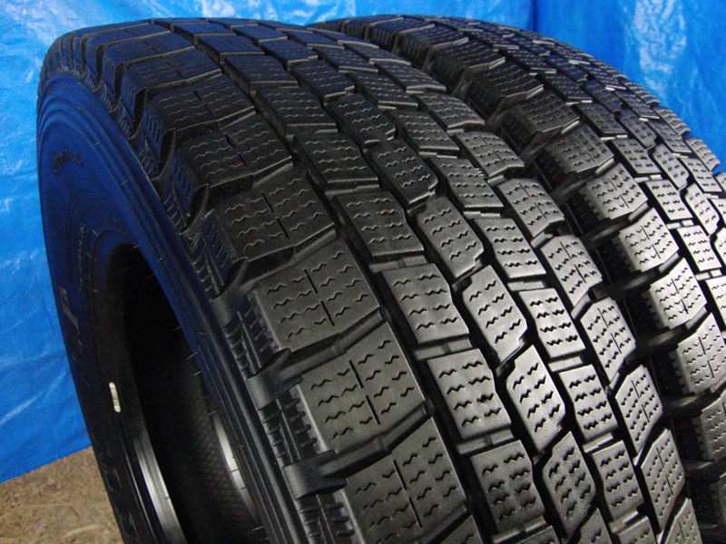 DUNLOP SPLT02 205/80R17.5 120/118L LT 2012年 残溝7.9mm 6.9mm 溝有 2本 スタッドレスタイヤ トラックダンプ用 ダンロップ A_画像3