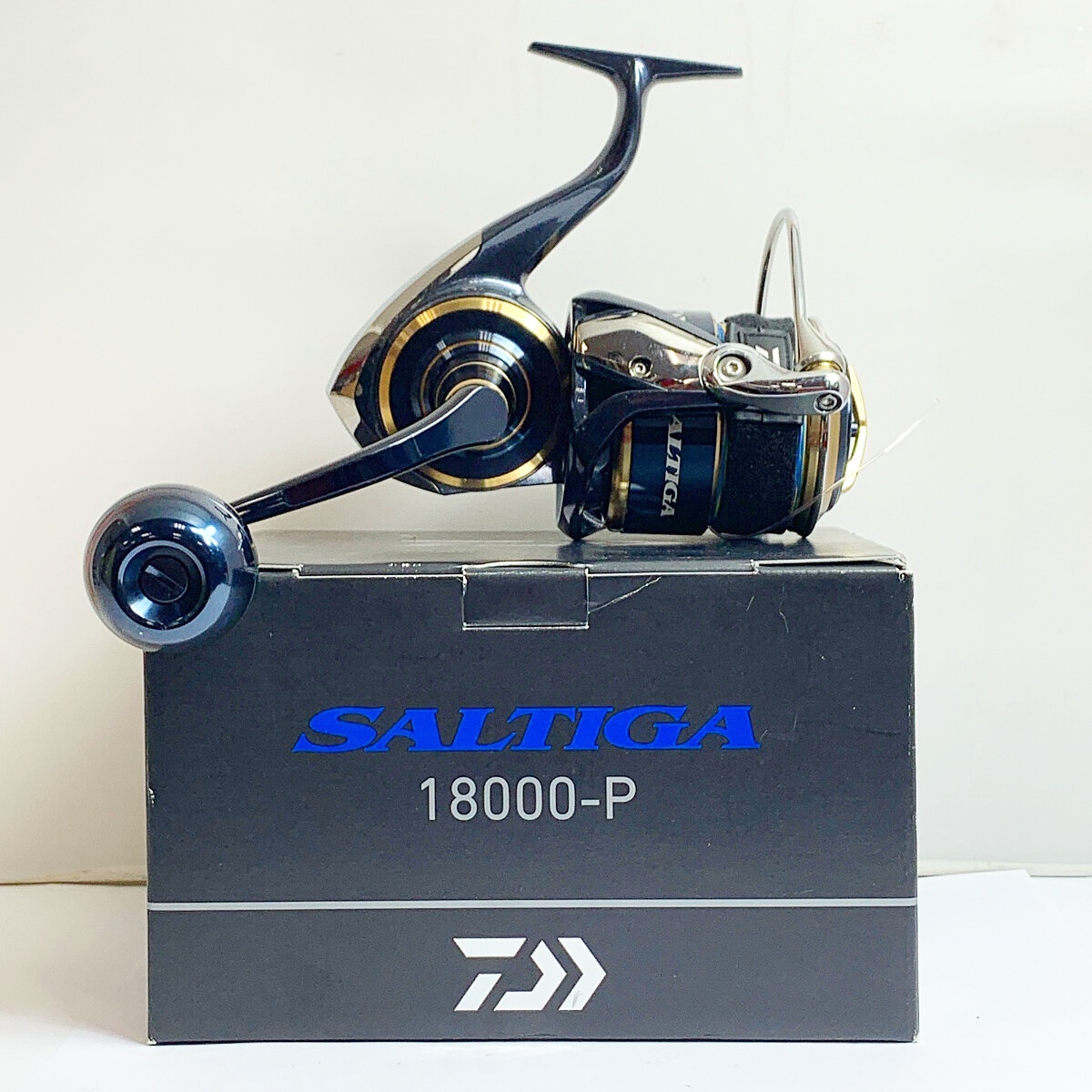 ★★ DAIWA ダイワ 20 ソルティガ 18000　スピニングリール　箱、ポーチ付 272797 やや傷や汚れあり_画像1