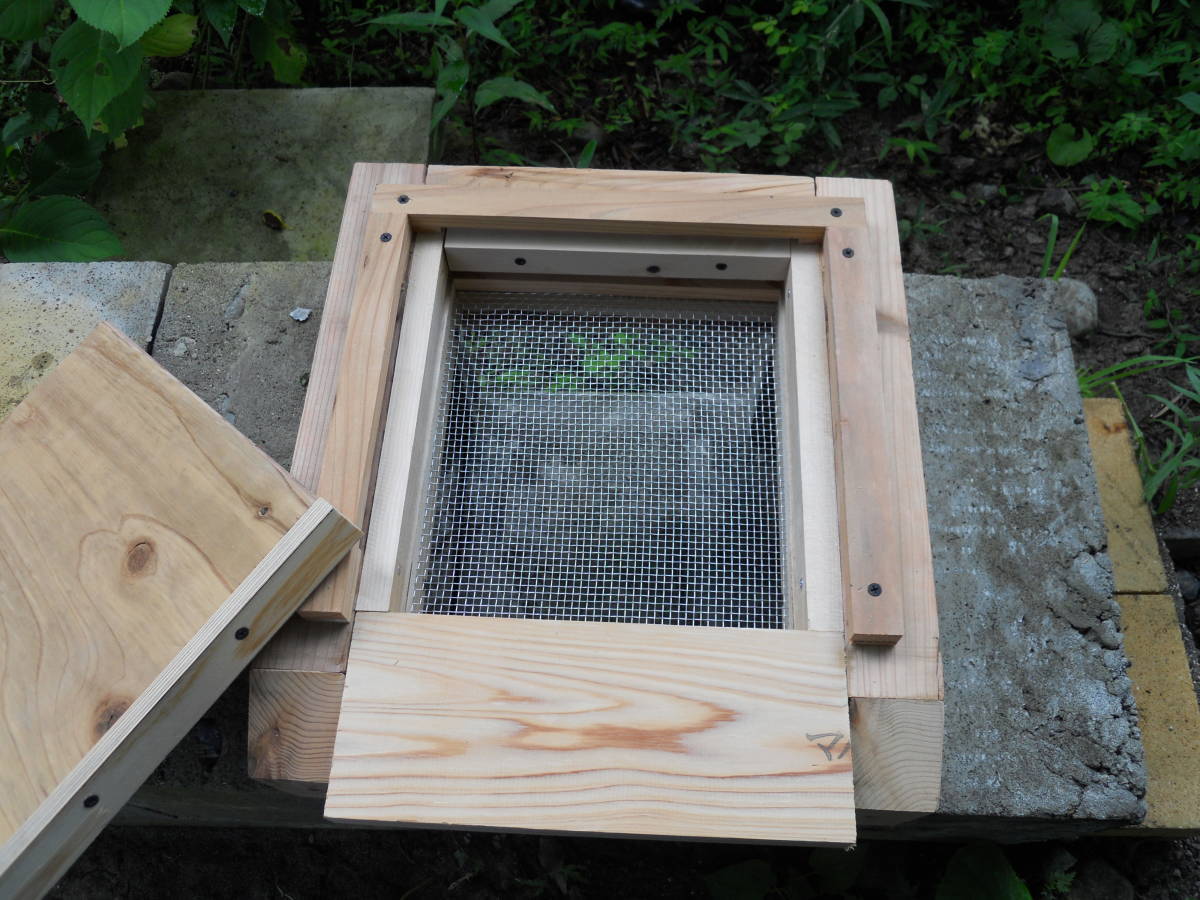 日本ミツバチ巣箱台外径33cm用(脚付タイプ) スムシ対策金網、底板2段引出し付の画像7