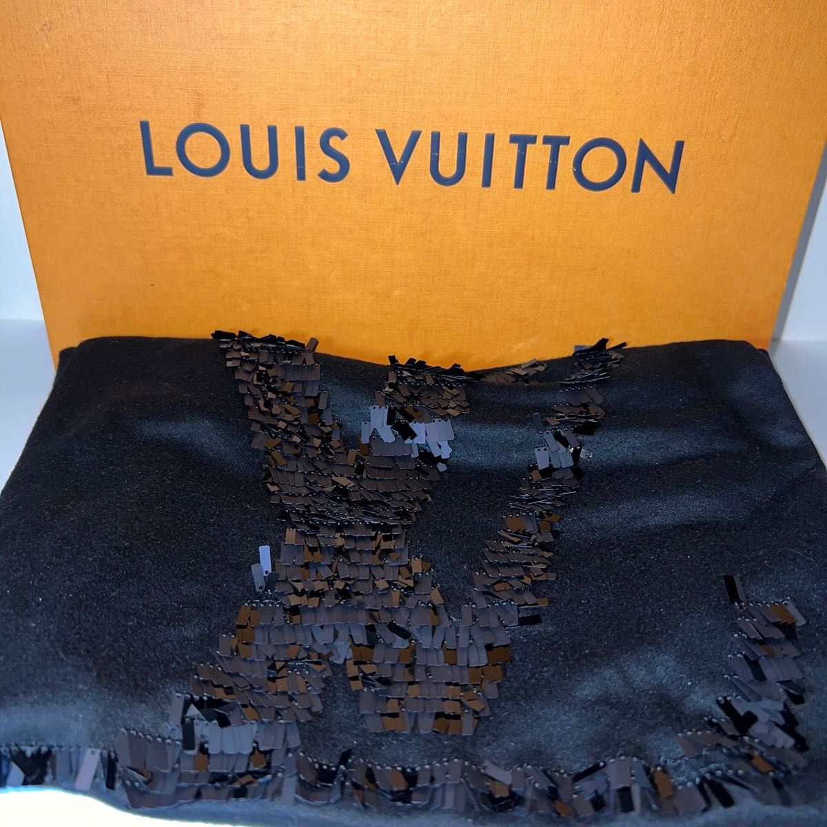 LOUIS VUITTON ルイヴィトンTシャツ 光沢スパンコールロゴ 化粧箱付き レーヨン シルク M ブラック  半袖トップス