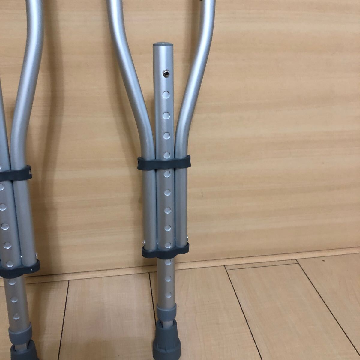  crutches walking assistance maximum adjustment : approximately 144 X 97 cm flexible type easy adjustment aluminium alloy made river north power .( made in China )