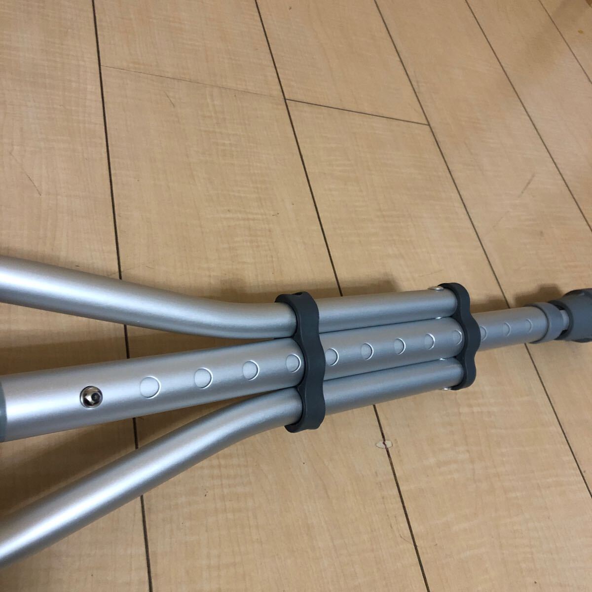  crutches walking assistance maximum adjustment : approximately 144 X 97 cm flexible type easy adjustment aluminium alloy made river north power .( made in China )