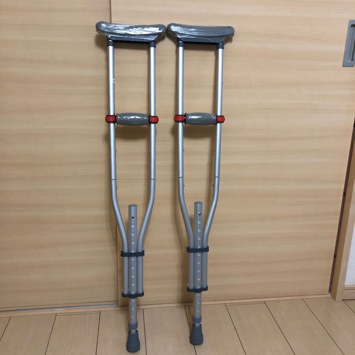  crutches walking assistance maximum adjustment : approximately 144 X 97 cm flexible type easy adjustment aluminium alloy made river north power .( made in China )