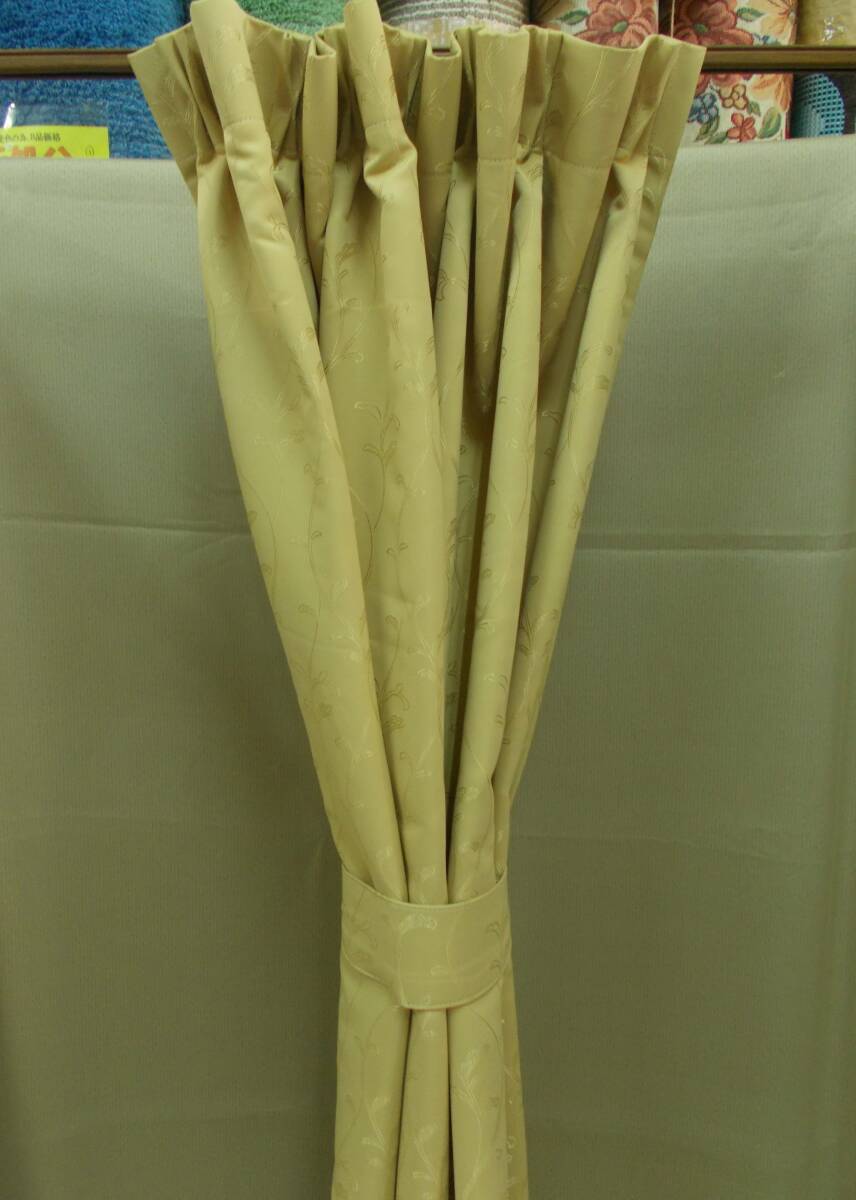 ドレープカーテン2枚組　巾95×高さ145cm タッセル付　黄色に映っていますがBE色に近い色です　高級オーダーカーテン生地で製作S217-1