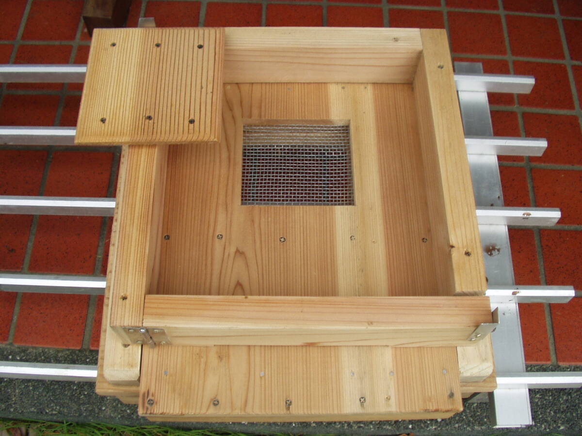 日本蜜蜂巣箱 　重箱式　　　上蓋と台座部分に開閉口あり　_画像7