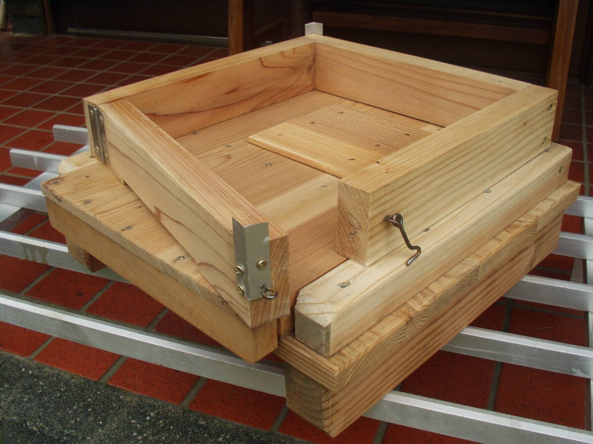 日本蜜蜂巣箱 　重箱式　　　上蓋と台座部分に開閉口あり　_巣門開閉式、下段専用　台座に固定