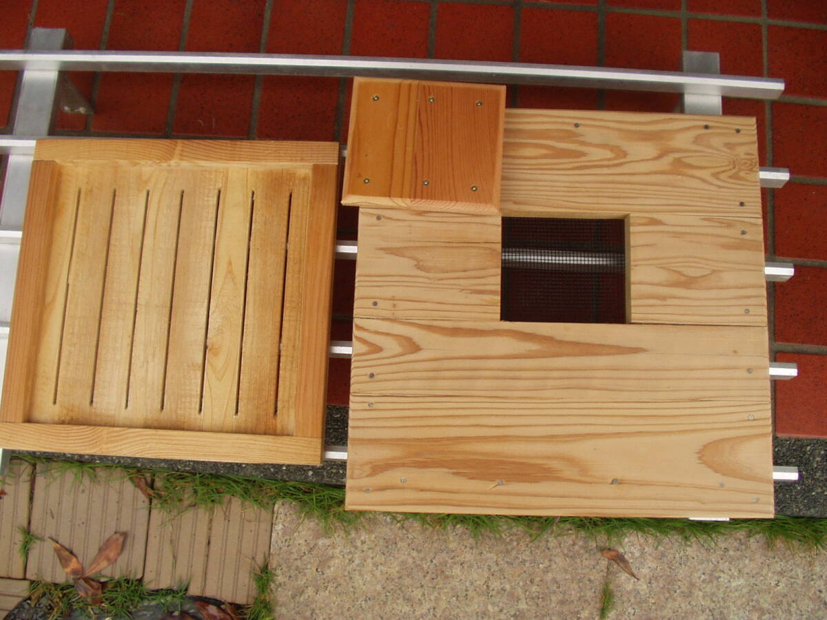 日本蜜蜂巣箱 　重箱式　　　上蓋と台座部分に開閉口あり　_内フタ、天板開口フタ付