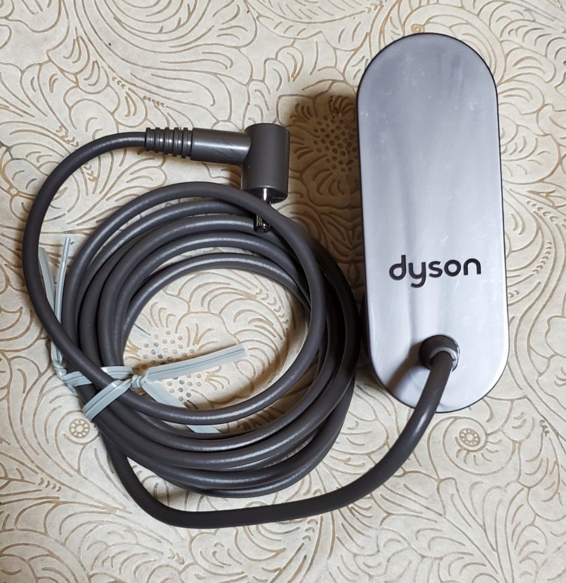 ダイソンSV18充電アダプター