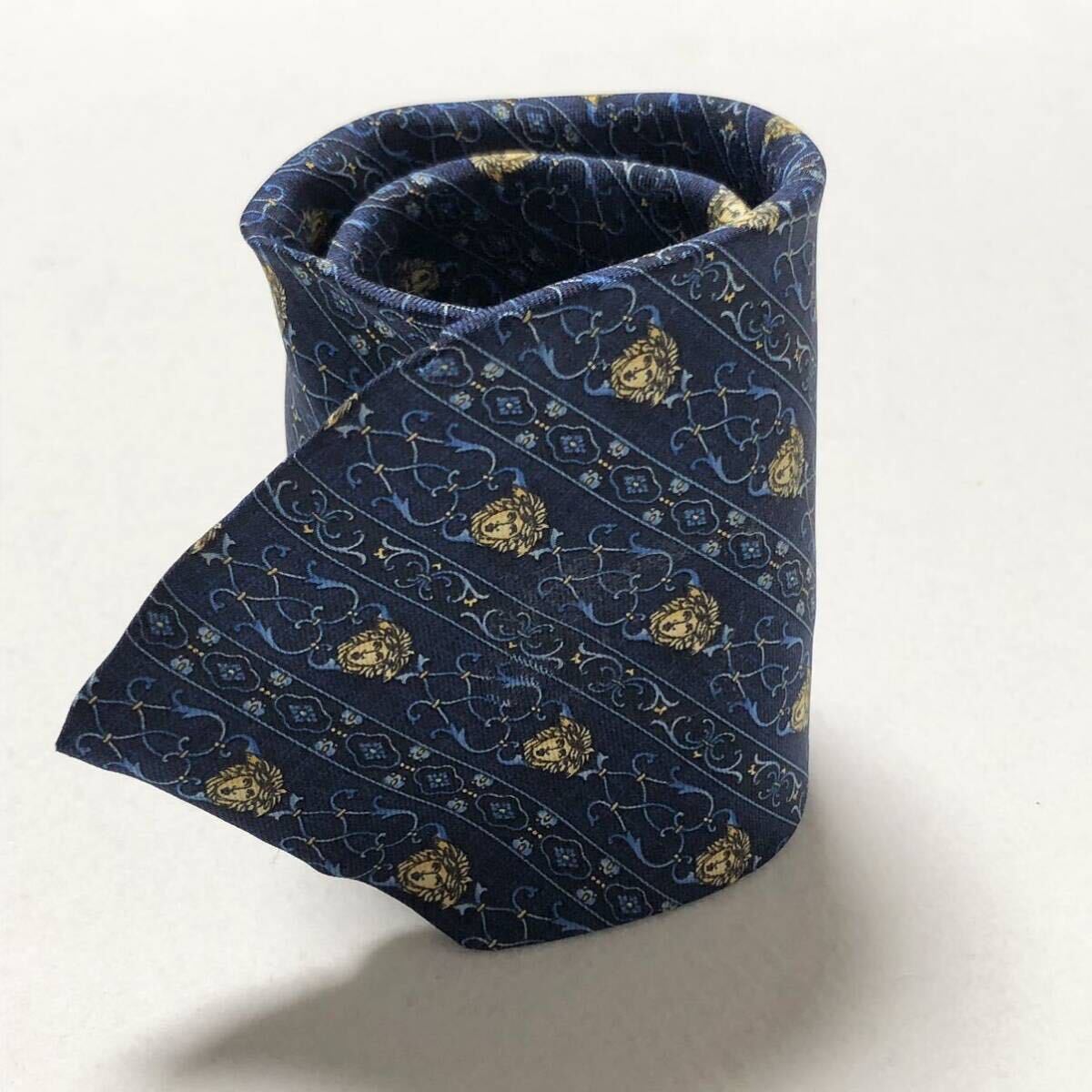 GIANNI VERSACE ジャンニヴェルサーチ　ネクタイ　メデューサ　レジメンタルストライプ　金具の装飾　シルク100% イタリア製　ブルー系_画像2