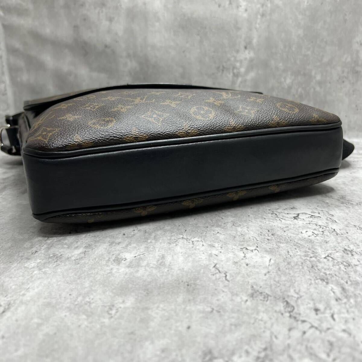 【極美品】ルイヴィトン LOUIS VUITTON バスMM ショルダーバッグ メッセンジャー ボディ モノグラム マカサー レザー 斜め掛け メンズ A4_画像6