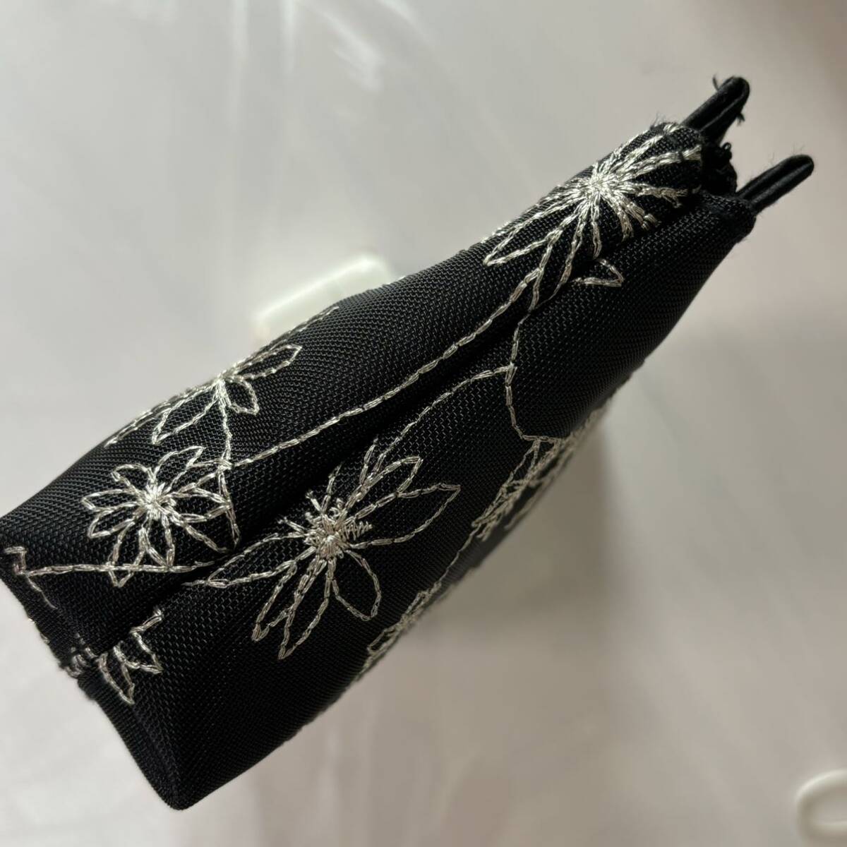 【極美品】GIVENCHY ジバンシー ポーチ 刺繍 花 柄 ブラック 化粧ポーチ 小物入れ 完売 通帳入れ バッグ レア レディース_画像4