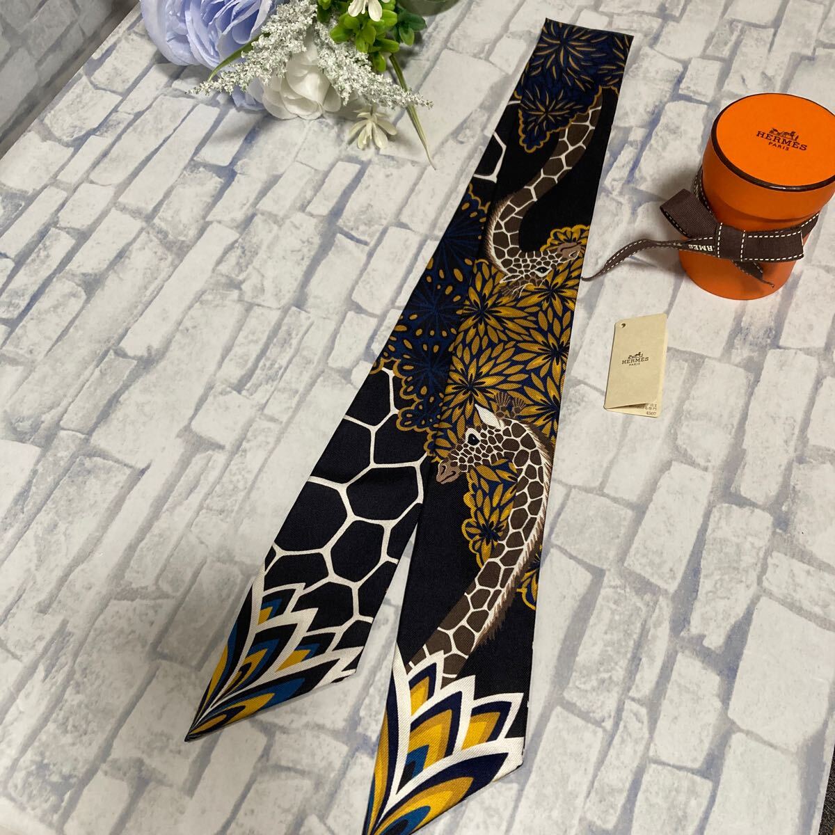 新品同様HERMESエルメス ツイリー 三美神 ブラック×ゴールド 新品同様HERMESエルメス ツイリー 三美神 ブラック×ゴールド