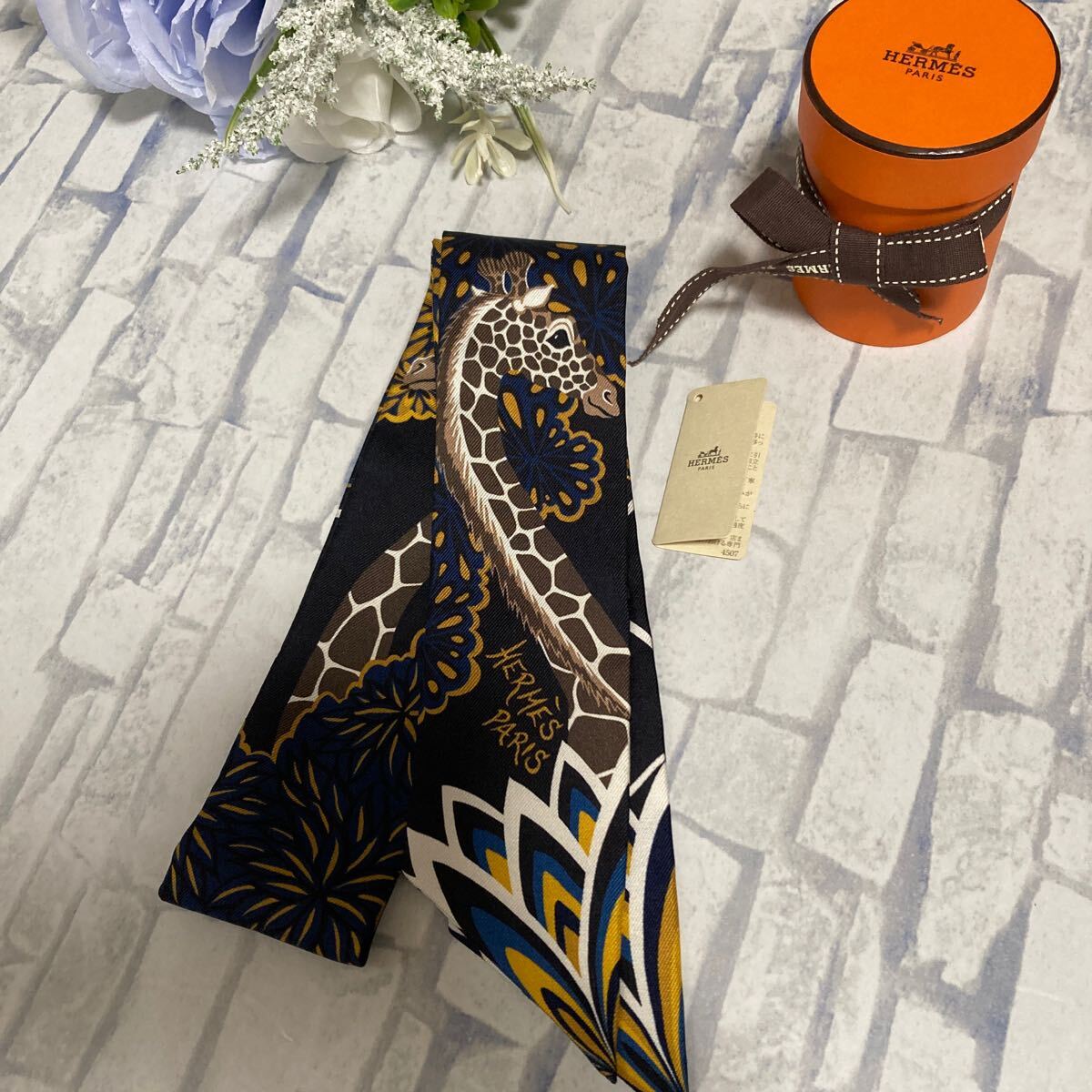 新品同様HERMESエルメス ツイリー 三美神 ブラック×ゴールド 新品同様HERMESエルメス ツイリー 三美神 ブラック×ゴールド