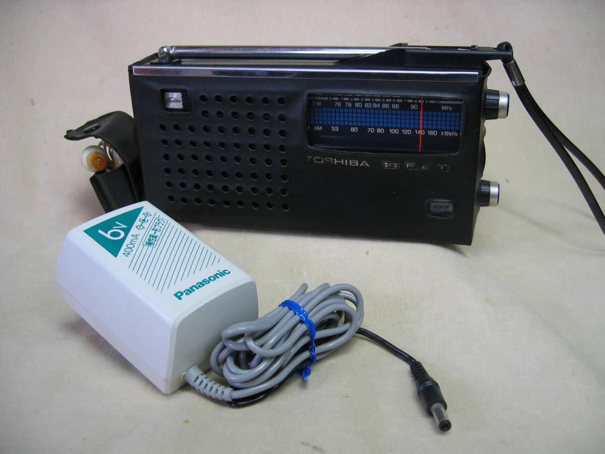 東芝IC-70 TOSHIBA GT RADIO東京芝浦電気GTラジオRP-73F動作確認済み中古AM-FM2バンドラジオPANASONICパナソニック製ACアダプター付属_ハードケースへ収納正面とACアダプター