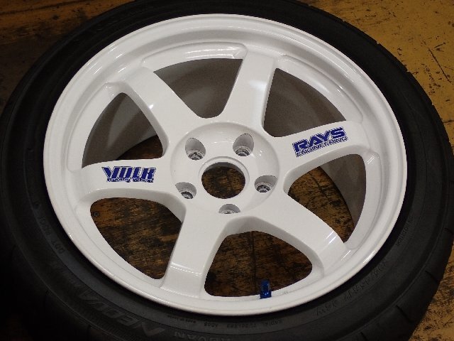 RAYSレイズ　VolkRacingボルクレーシング TE37/ホワイト １７インチ 9J+22 PCD114.3 5H 2本 タイヤNEOVA/AD08R 235/45R17　良品/P2　_画像3