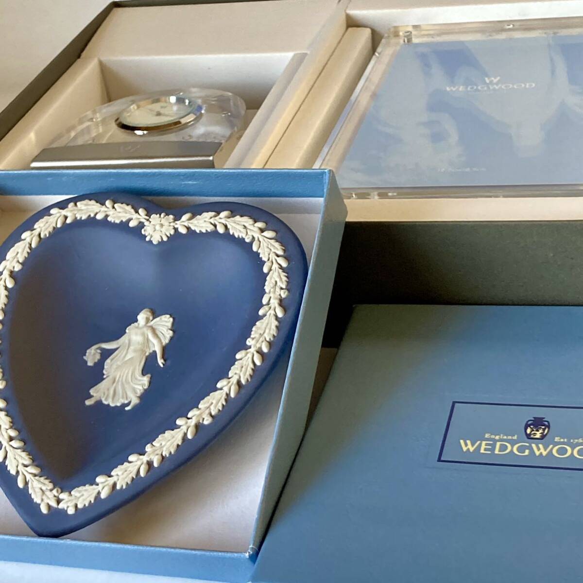 ウエッジウッドWedgwoodまとめて　置き時計・フォトフレーム・ハート型トレイ小物入れ　箱入り未使用品_画像6