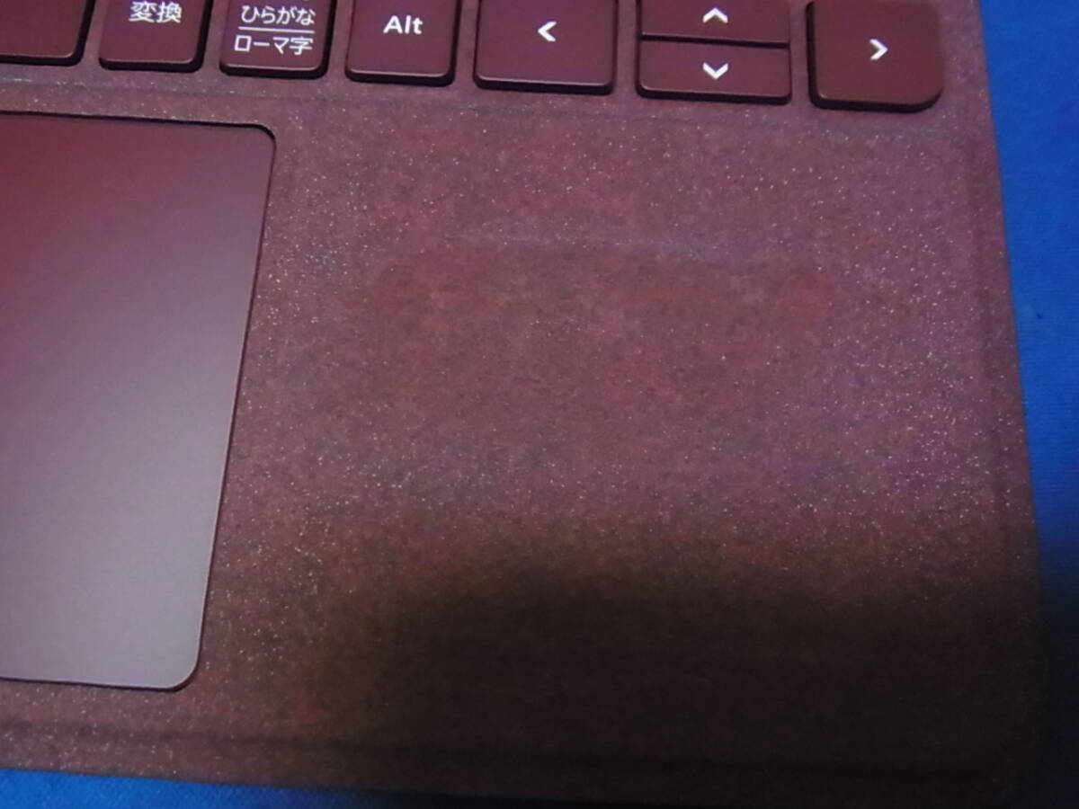 官1 Microsoft Surface Go Signature タイプ カバー バーガンディ KCU-00019_シールの跡があります。
