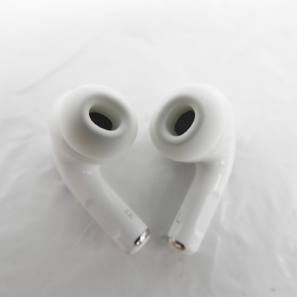 【美品】Apple アップル ワイヤレスイヤホン AirPods Pro 第2世代 MagSafe充電ケース(USB-C)付 MTJV3J/A 913156922 0518_画像2