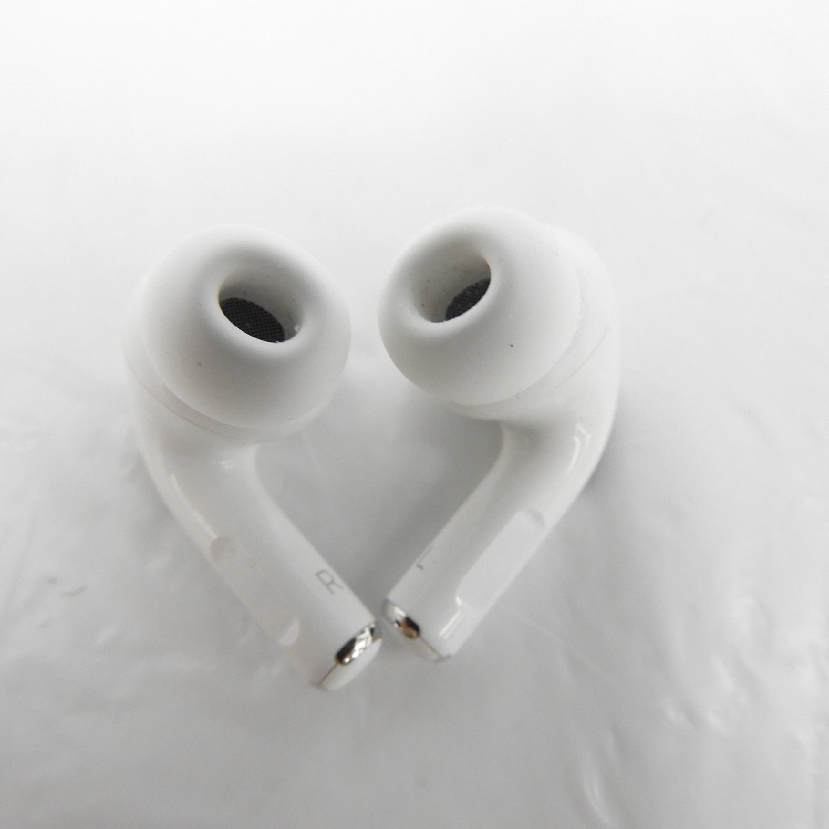 【中古品】Apple アップル ワイヤレスイヤホン AirPods Pro 第2世代 MagSafe充電ケース(USB-C)付 MTJV3J/A 824107792 0518_画像2