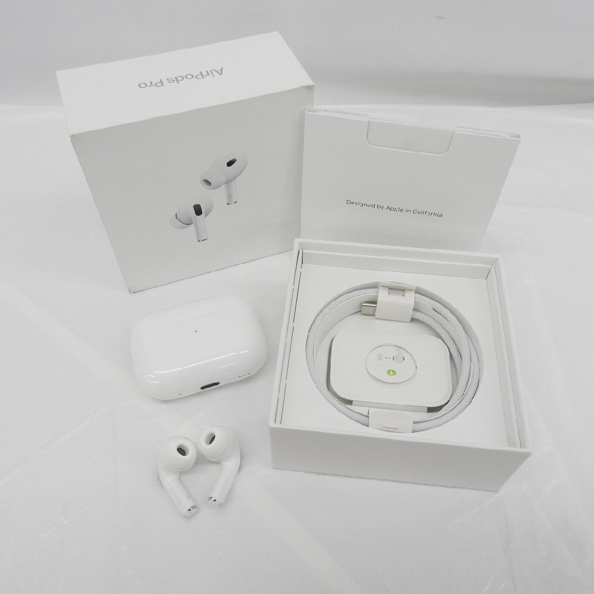 【美品】Apple アップル ワイヤレスイヤホン AirPods Pro 第2世代 MagSafe充電ケース(USB-C)付 MTJV3J/A 913156922 0518_画像1