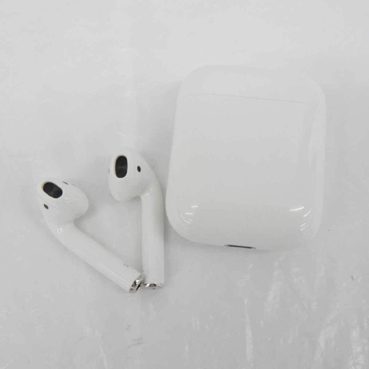 【中古品】Apple アップル ワイヤレスイヤホン AirPods with Charging Case 第2世代 MV7N2J/A イヤホン+ケースのみ 11582106 0521_画像1