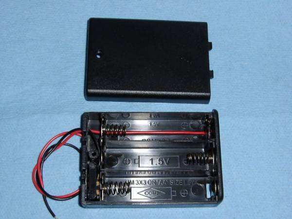 電池ボックス単３型電池３本用 フタ付プラスチック・スイッチ付 電池ボックス 4.5V 単三 3本 電池ケース 電子工作に 乾電池用 単三電池用_画像2