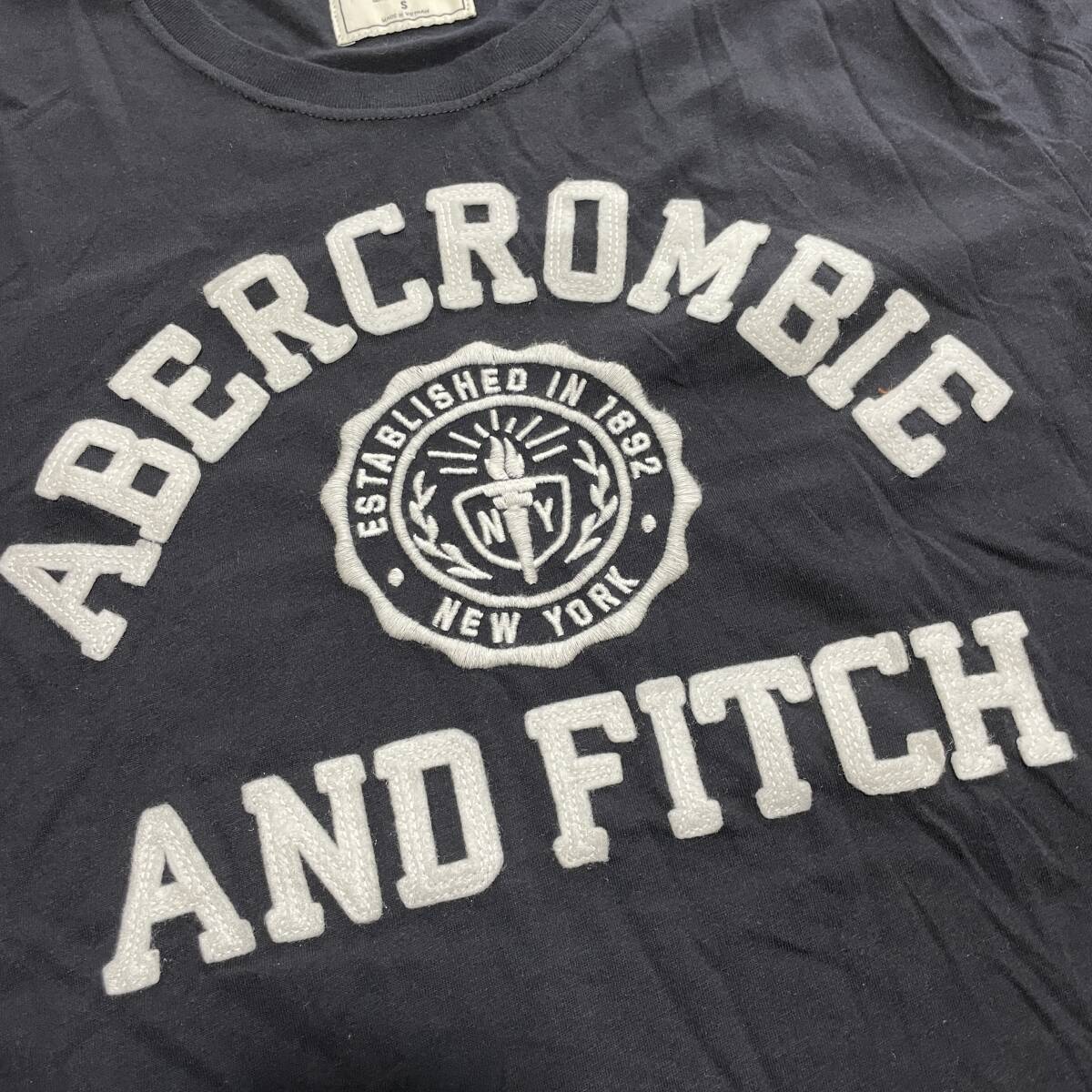 M-19 Abercrombie&Fitch（アバクロ） サイズ S・黒！ ロゴ刺しゅう Tシャツ 美品の画像4
