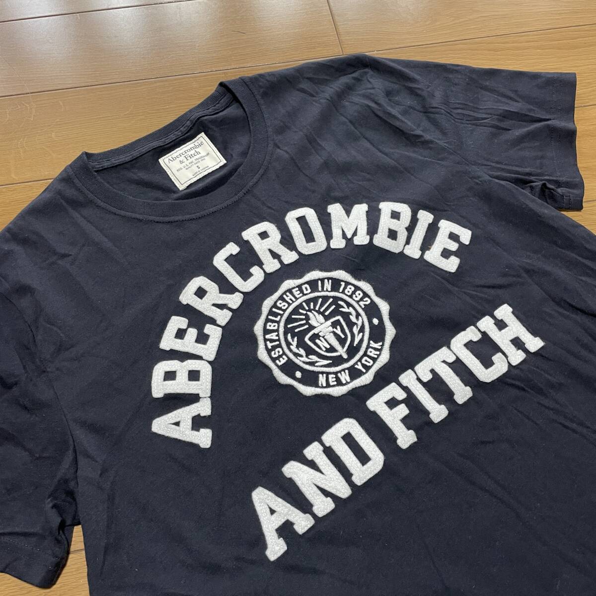 M-19 Abercrombie&Fitch（アバクロ） サイズ S・黒！ ロゴ刺しゅう Tシャツ 美品の画像2