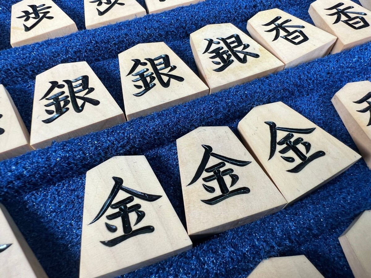 R0211 (香松作 一字書 )御将旗駒 将棋駒 本黄楊 将棋盤 箱付き R0211 (香松作 一字書 )御将旗駒 将棋駒 本黄楊 将棋盤 箱付き