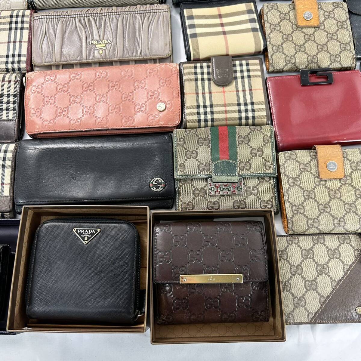 1円〜 40点セット まとめ売りPRADA GUCCI Burberry グッチ プラダ バーバリー 財布 キーケース 長財布 折財布 箱付 大量 ブランドの画像3