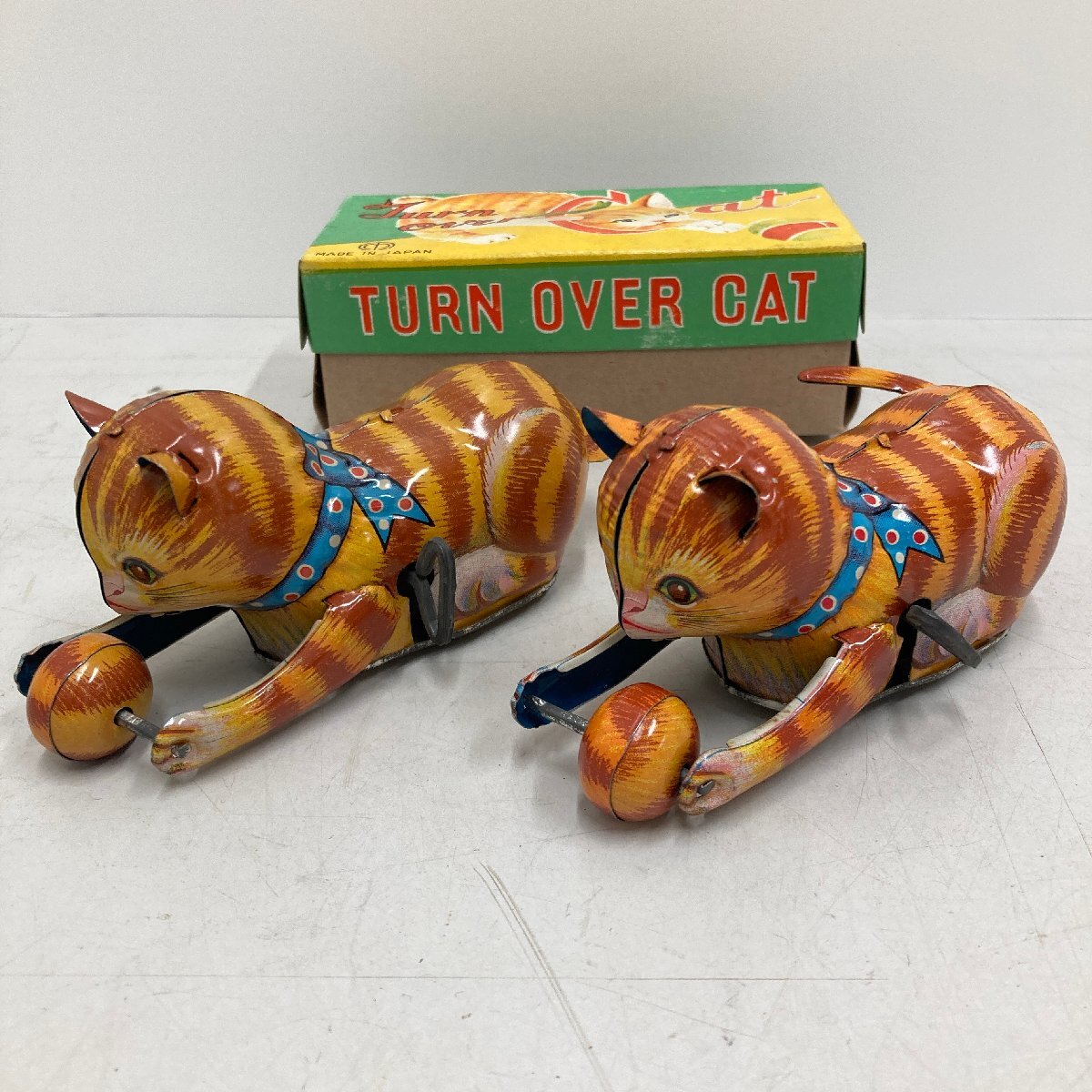 **[8] tin plate Turn Over Cat cat 2 point set original box 1 points made in Japan pine fee toy zen my toy present condition goods 06/050808m**