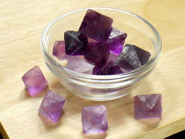 パープルフローライト ３００ｇパック 八面体 原石 Fluorite 蛍石 卸し 業務用 送料無料_画像3