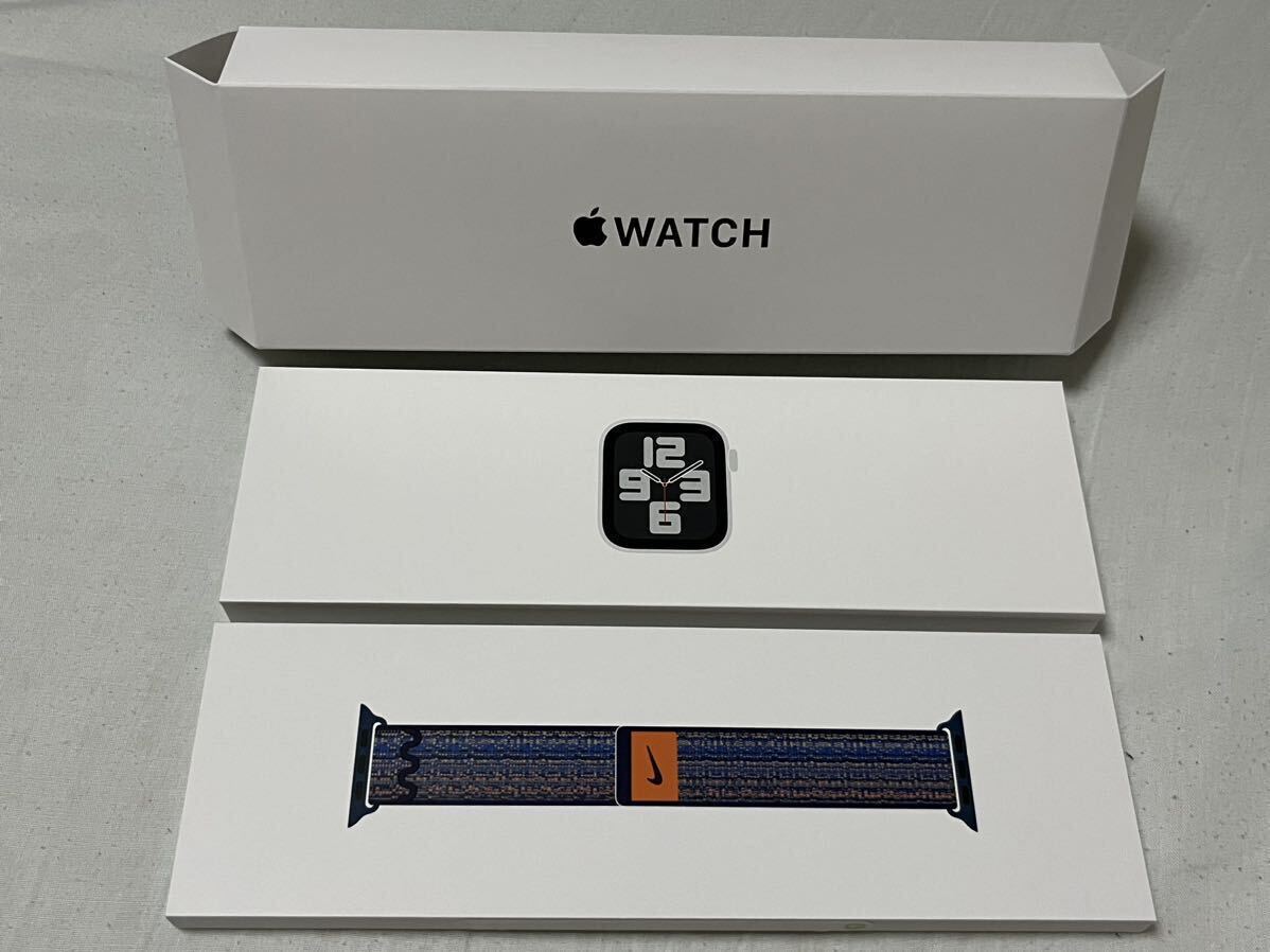 新品未使用 Apple Watch SE 第2世代 40mm GPS シルバーアルミニウムとゲームロイヤル/オレンジNikeスポーツループ の画像1