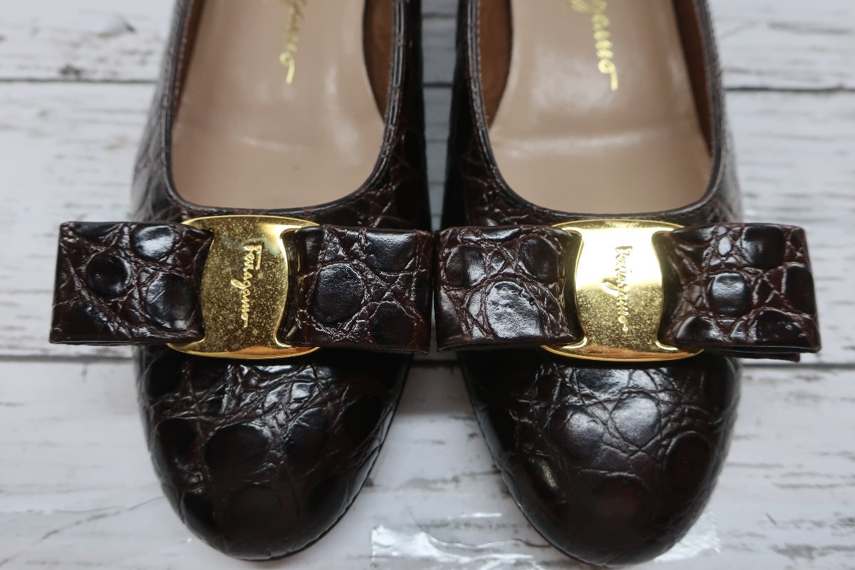 ★【B送900円】　259　Salvatore Ferragamo　サルヴァトーレフェラガモ　ヴァラリボン　型押しレザー　パンプス　ゴールド金具　茶　6 1/2C_画像2