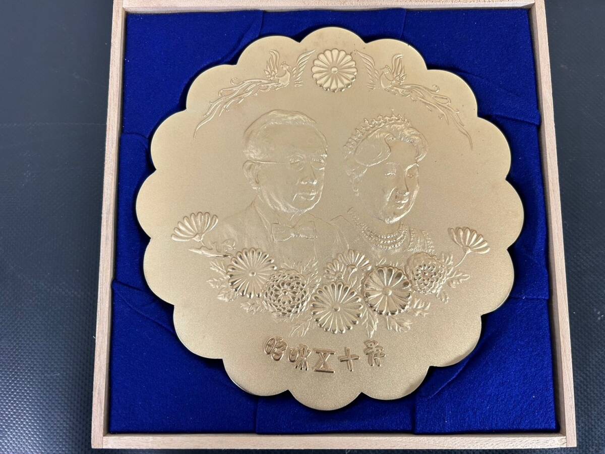 5-35 昭和天皇 天皇陛下 御在位 昭和50年 奉祝 メダル 約18㎝ 画像分 現状品 返品交換不可_画像3