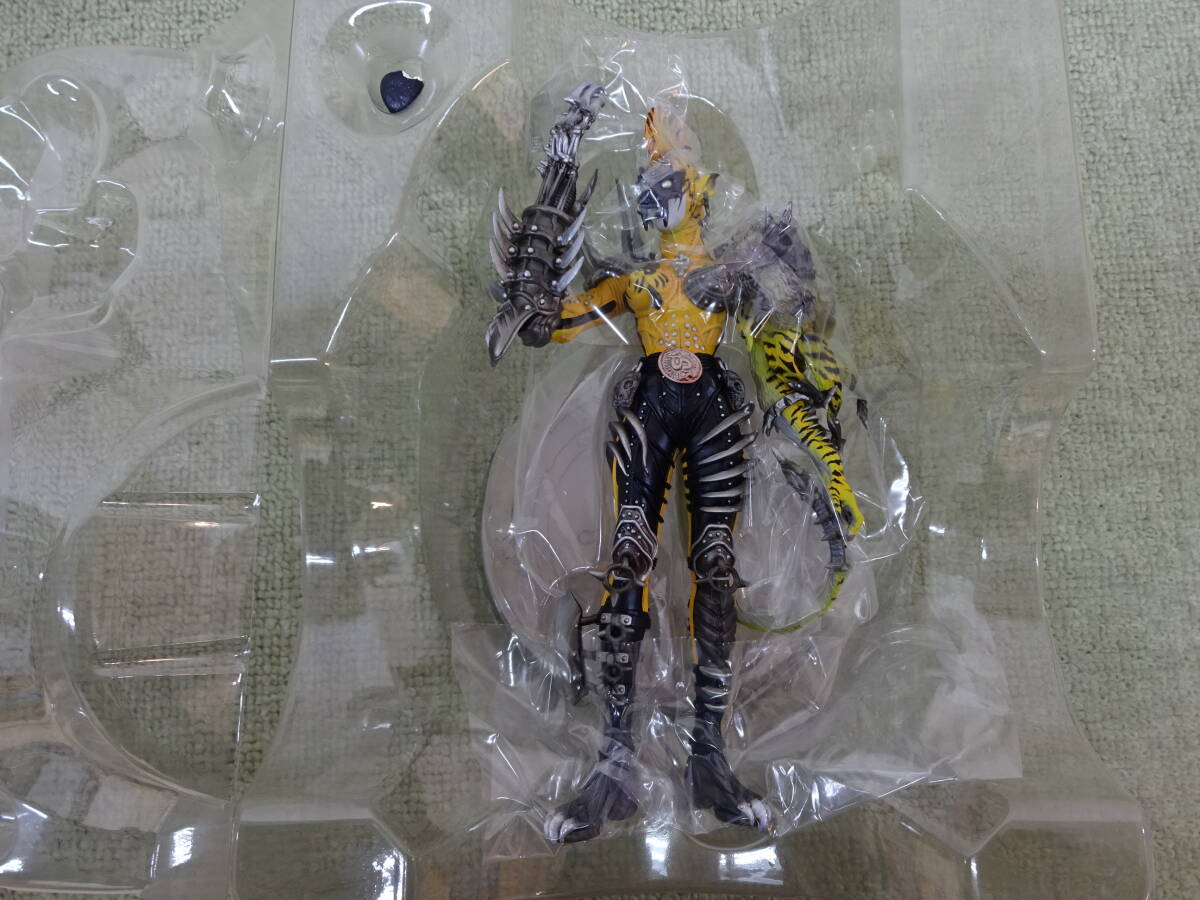 098-N58) 中古品 メガトレショップ ART WORKS LIMITED-04 タイガーアンデッド 仮面ライダーブレイド 剣 メガハウス_画像2