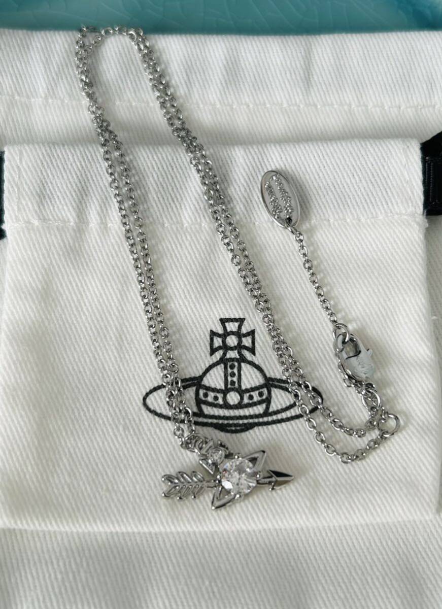 ヴィヴィアン ウェストウッド 刻印入り シルバー ラインストーン 土星を貫く1本の矢 ネックレス 保存袋付き 男女兼用の画像1