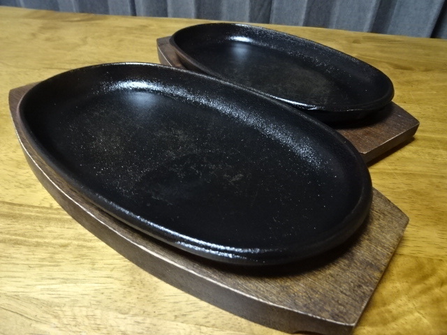 USED 昭和レトロ 木製台付 ステーキ皿 2枚セット 南部鉄器 なにわ印 鉄皿 洋食器 ハンバーグ ナポリタン 焼きそば キッチン雑貨の画像2