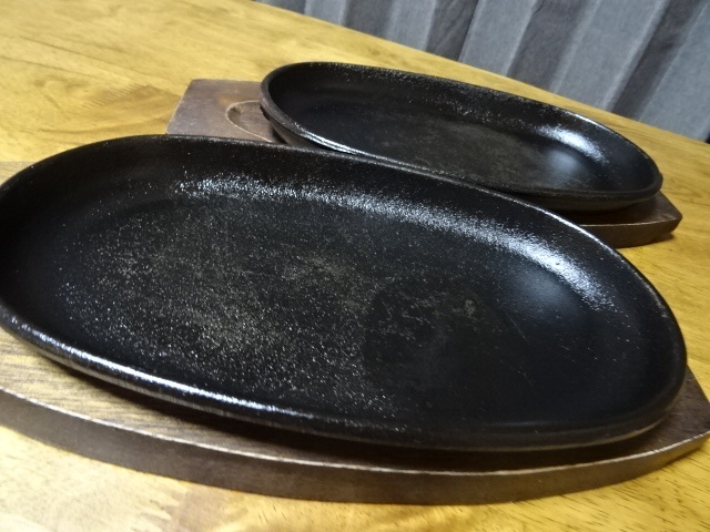 USED 昭和レトロ 木製台付 ステーキ皿 2枚セット 南部鉄器 なにわ印 鉄皿 洋食器 ハンバーグ ナポリタン 焼きそば キッチン雑貨の画像3