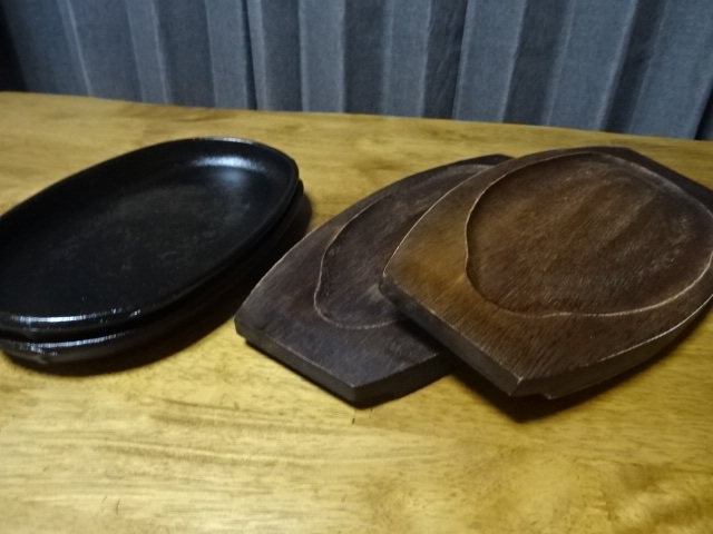 USED 昭和レトロ 木製台付 ステーキ皿 2枚セット 南部鉄器 なにわ印 鉄皿 洋食器 ハンバーグ ナポリタン 焼きそば キッチン雑貨の画像4