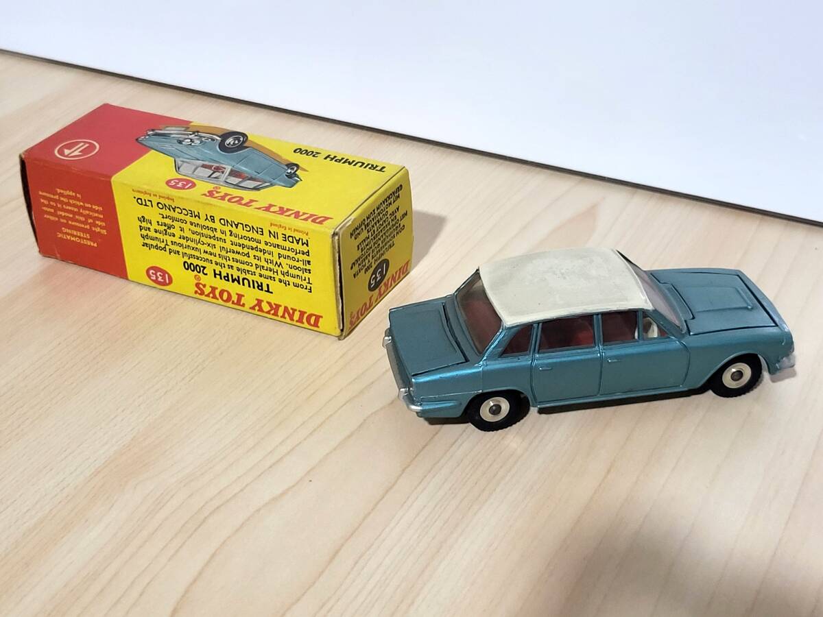  rare box attaching that time thing DINKY TOYS 135 TRIUMPH 2000 MADE IN ENGLAND MECCANO Dinky toys mechanism no Triumph 2000 bonnet trunk opening and closing 