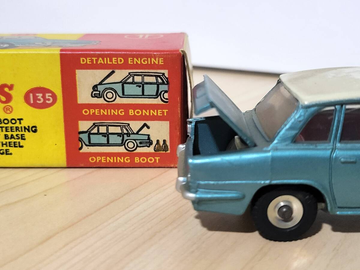  rare box attaching that time thing DINKY TOYS 135 TRIUMPH 2000 MADE IN ENGLAND MECCANO Dinky toys mechanism no Triumph 2000 bonnet trunk opening and closing 