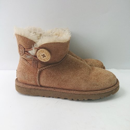 ■ UGG アグ ベイリーボタン ブランドロゴ ショート丈 ムートンブーツ サイズ23.0 ブラウン レディース E_画像3