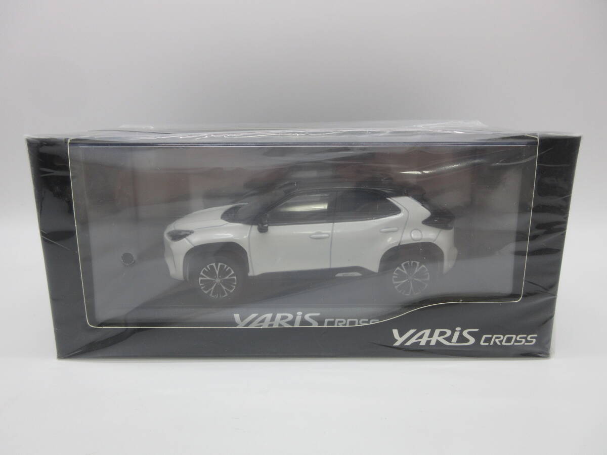 1/30 トヨタ 新型ヤリスクロス ハイブリッド カラーサンプル ミニカー 非売品 ブラックマイカ×ホワイトパールクリスタルシャイン