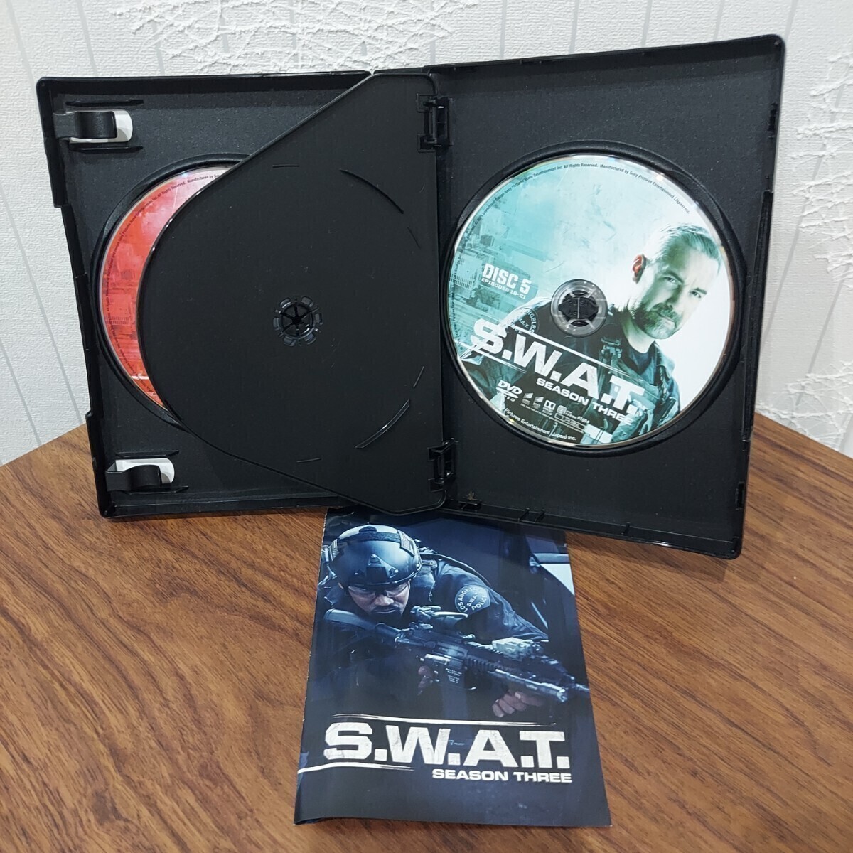 DVD ソフトシェル S.W.A.T. BOX スワット 映画 海外ドラマ 洋画 アクション 特殊部隊 シェマー・ムーア シーズン1 シーズン2 シーズン3_画像7