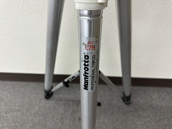 H132-S3-14348 イタリア製 Manfrotto 三段 大型三脚 ＃075 雲台 ＃029 現状品①_画像2