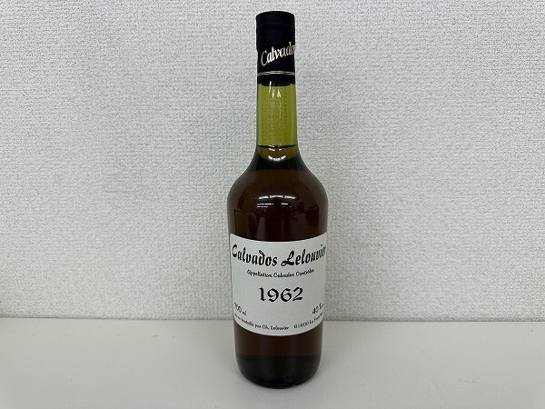 H008-S3-14325 CALVADOS 1962 Lelouvier カルヴァドス レルーヴィエ ブランデー 700ml 40% 未開栓 現状品①_画像1