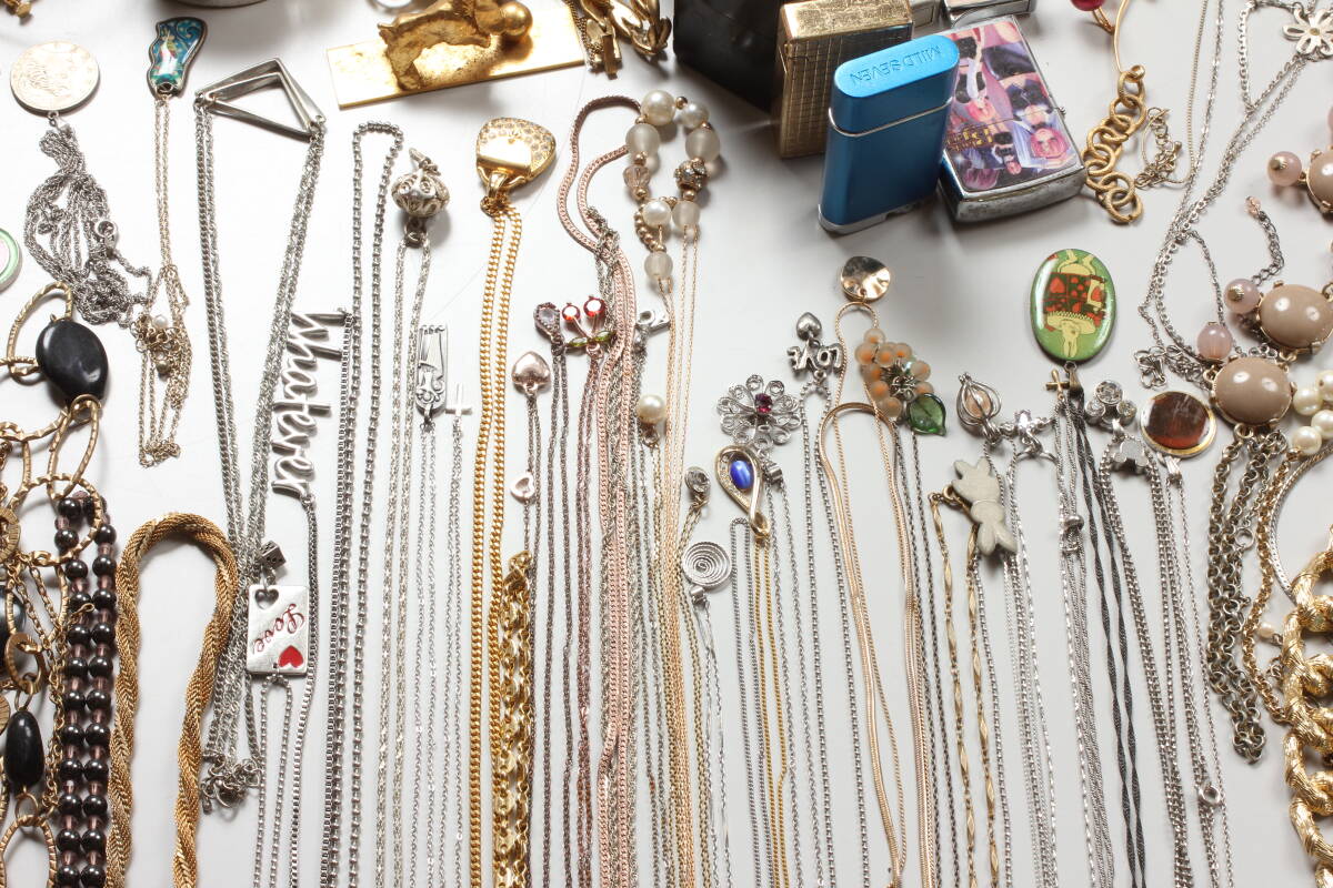  tube 27677chi accessory all sorts . summarize, necklace, bracele, earrings, earrings, brooch other approximately 4kg Junk 